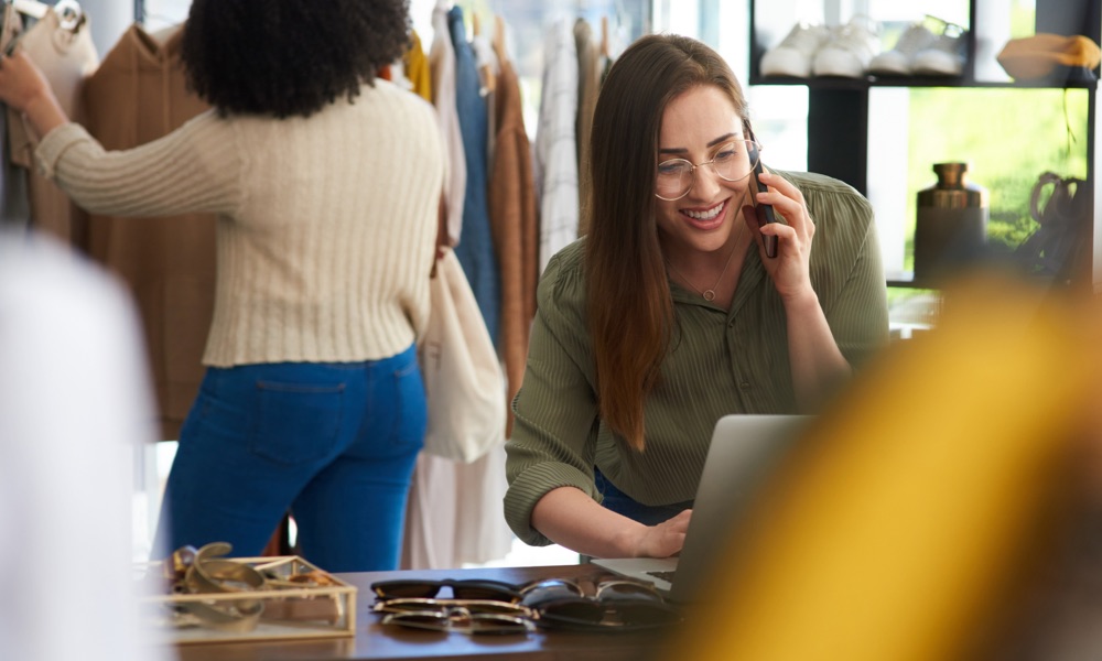 A retail worker using TechSee to provide remote visual real-time assessment and self-service visual intelligence