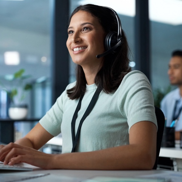 A customer support agent using TechSee to provide remote visual real-time assessment and self-service visual intelligence for home builders